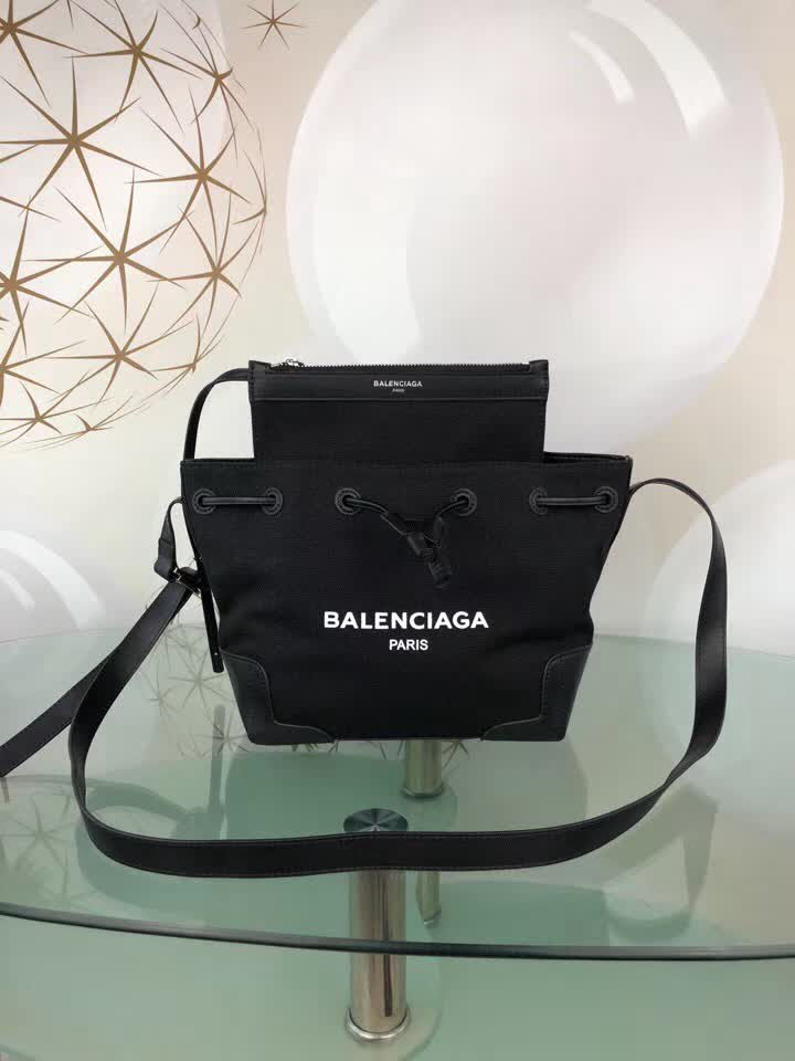 BALENCIAG巴黎世家 新款帆布 斜挎水桶包 男女通用 潮流休閒版 原單帆布配進口小羊皮  BL1387